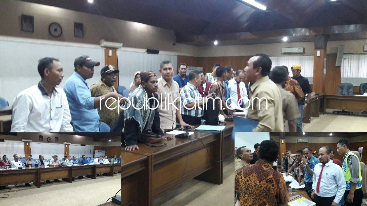 NGADU - Puluhan warga Desa Klantingsari, Kecamatan Tarik, Sidoarjo mengadu ke Komisi A DPRD Sidoarjo atas selisih suara Pilkades 25 Maret 2018 kemarin agar dibatalkan, Senin (23/04/2018).