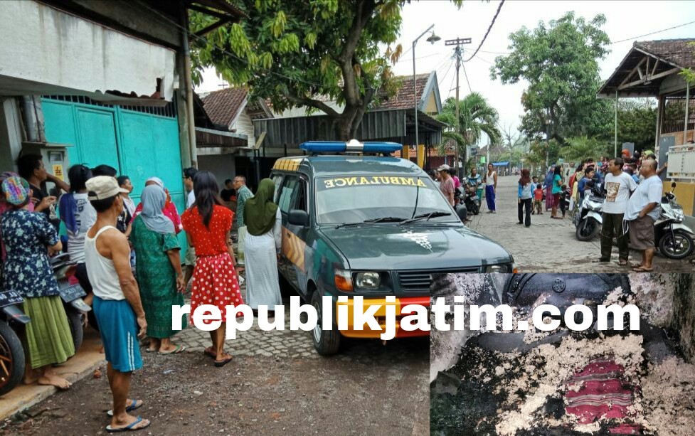 TERBAKAR - Warga Desa Kesambi, Kecamatan Porong mendatangi lokasi kebakaran untuk melihat kondisi jenazah Bambang Sutrisno paska kebakaran, Senin (23/04/2018).