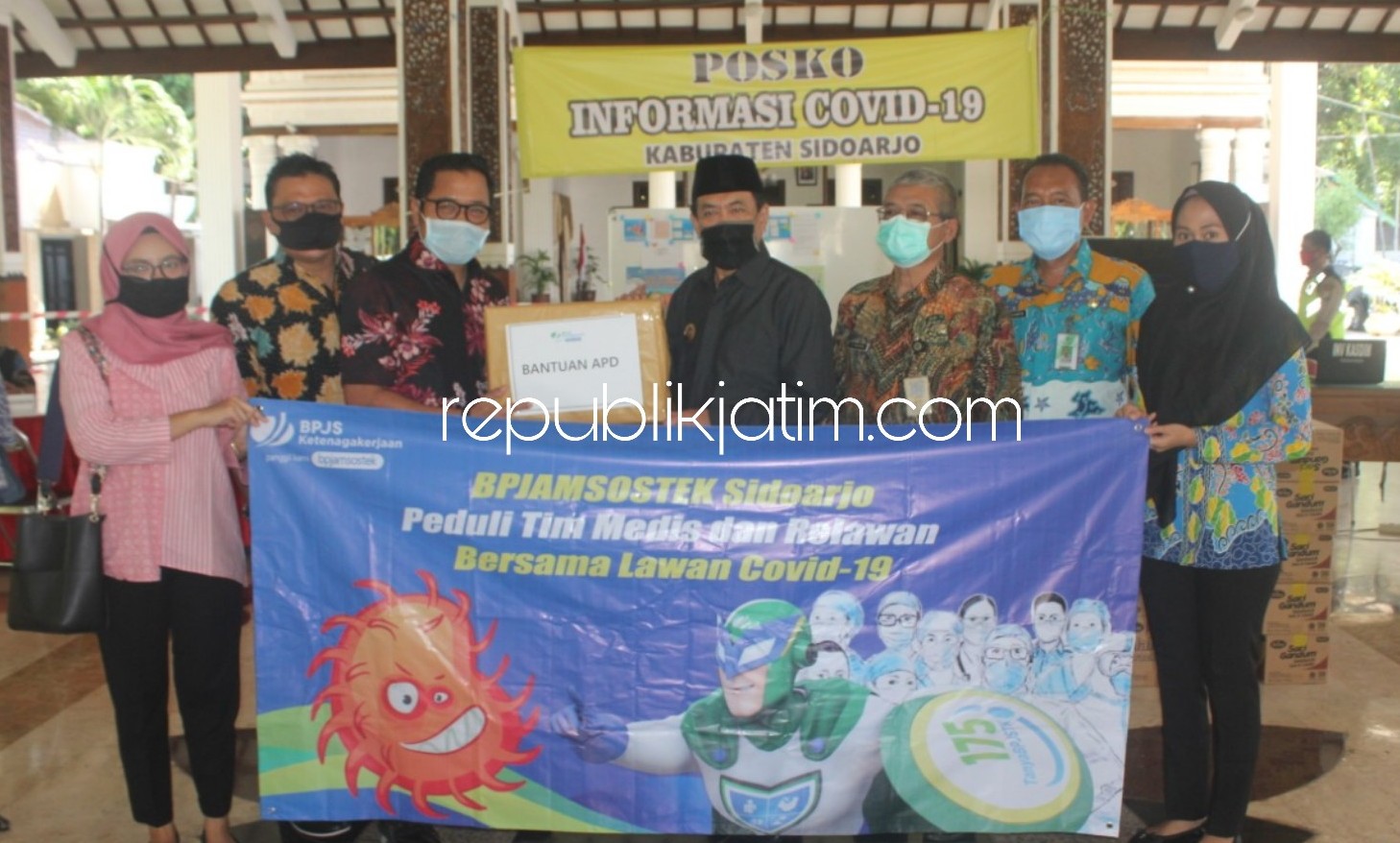 BANTUAN - Ketua Gugus Tugas Percepatan Penanganan Covid-19 Sidoarjo, Nur Ahmad Syaifuddin menerima bantuan Alat Pelindung Diri (APD), makanan sehat dan vitamin dari Kantor BPJS Ketenagakerjaan Cabang Sidoarjo, Kamis (23/04/2020).