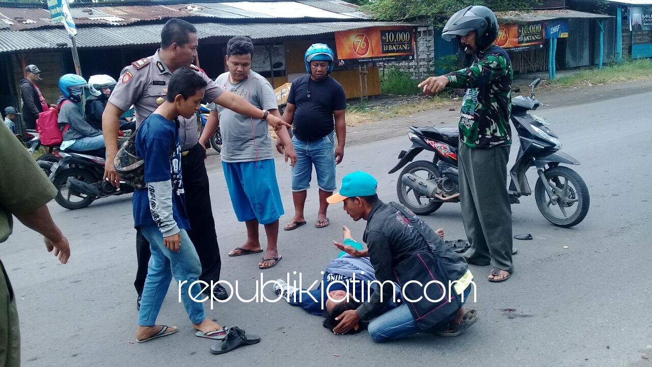 TKP - Kapolsek Jabon, AKP Saadun (kiri) saat di lokasi kejadian berusaha mengevakuasi korban, Ainun Kofidhotul Fikria yang masih tergeletak di JL Raya Exit Tol Lama Jabon, Senin (23/04/2018).
