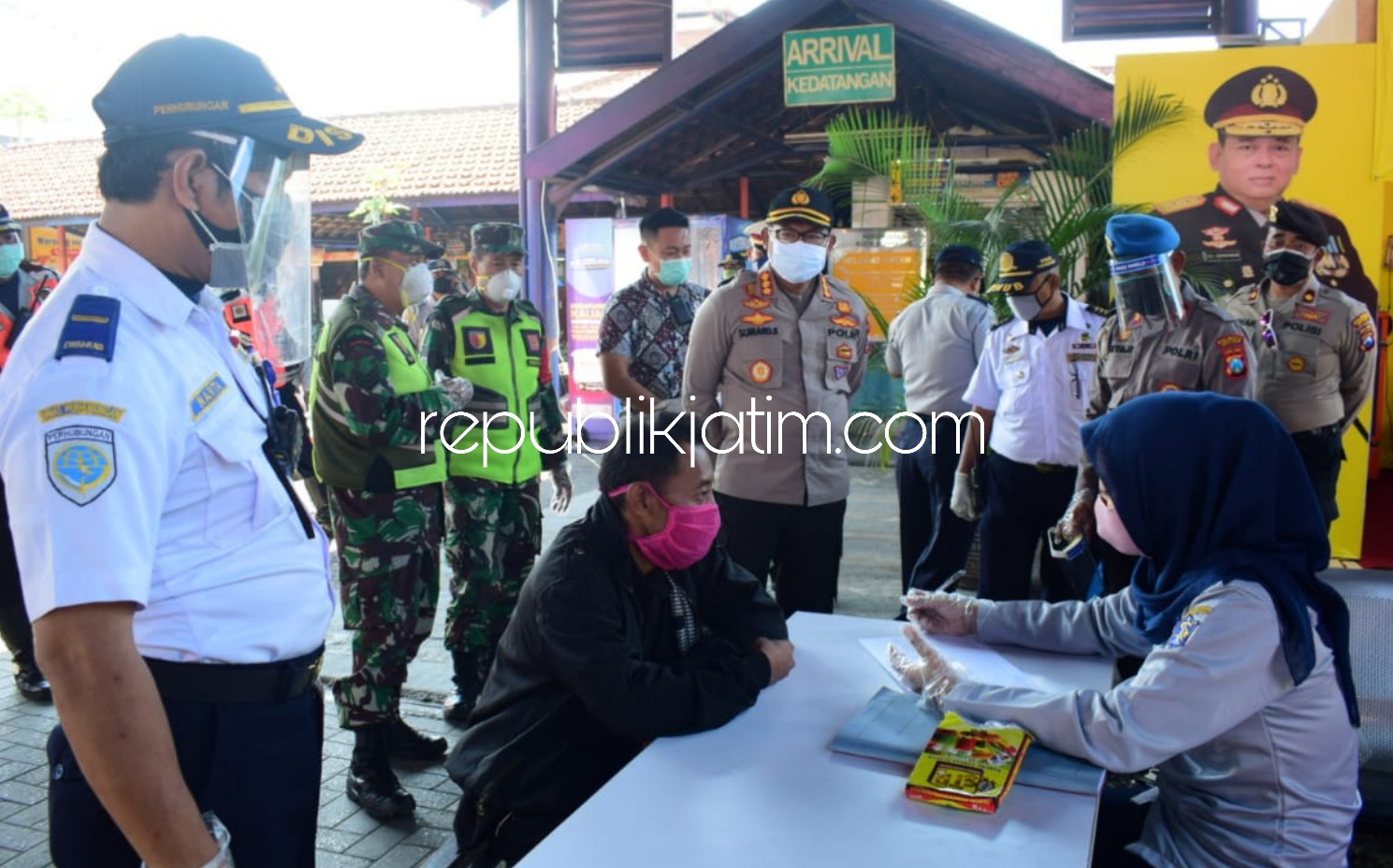 PANTAU - Kapolresta Sidoarjo, Kombes Pol Sumardji memantau Posko Mudik dan Pelayanan Covid-19 di Terminal Purabaya, Bungurasih, Kecamatan Waru, Sidoarjo, Kamis (23/04/2020).