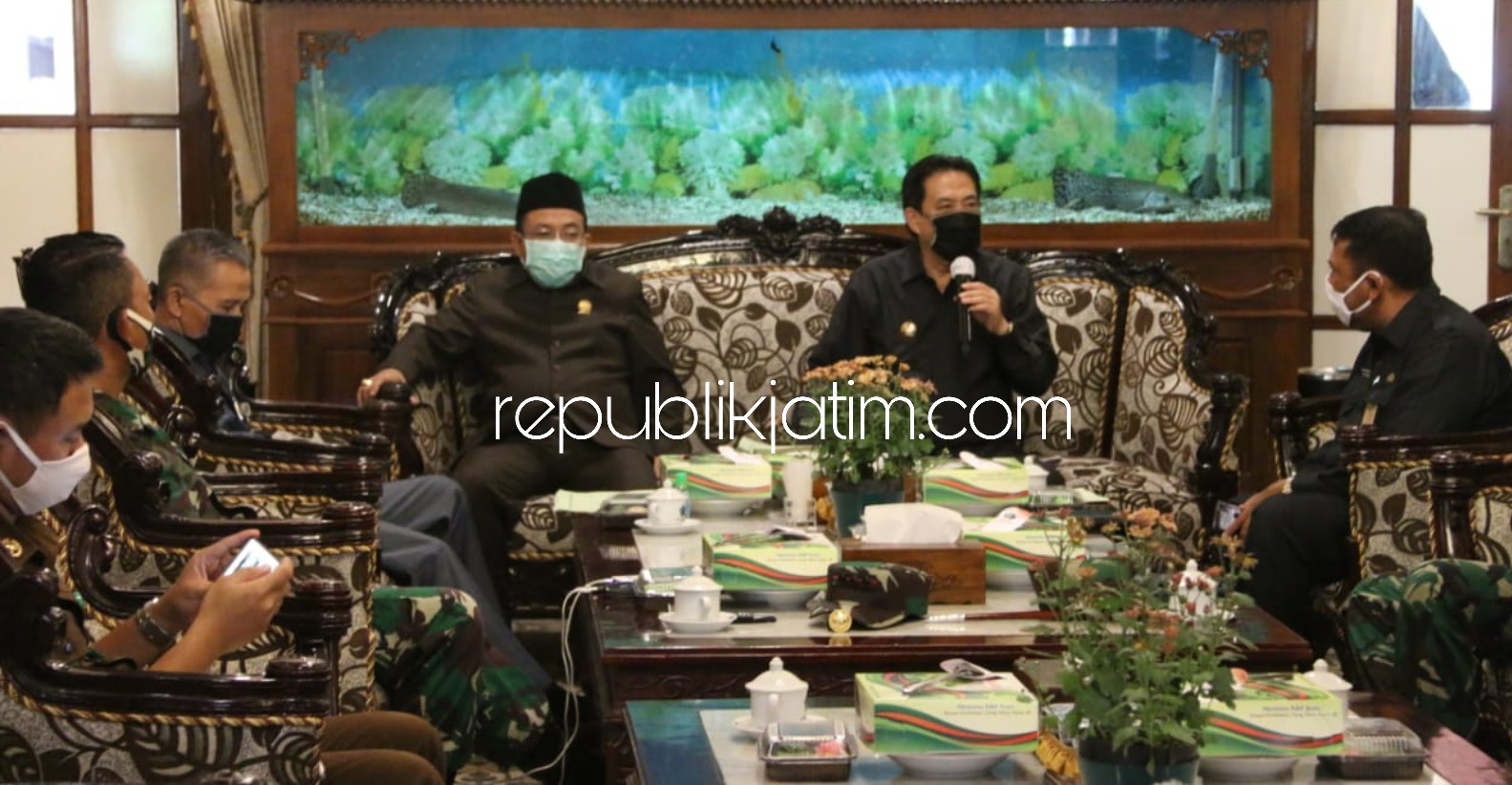 RAKOR - Wabup Sidoarjo, Nur Ahmad Syaifuddin dan Ketua DPRD Sidoarjo Usman memimpin rapat koordinasi (Rakor) penanganan Covid-19 di Pendopo Delta Wibawa, Kamis (23/04/2020).