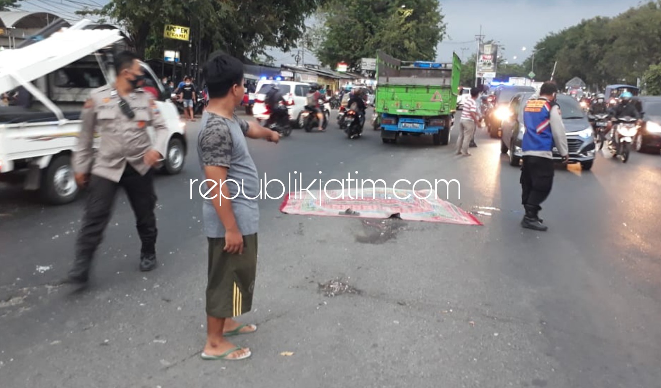 HISTERIS - Keluarga korban kecelakaan, Suroso (60) warga Desa Kalitengah, Kecamatan Tanggulangin tampak menangis histeris mengetahui korban meninggal usai ditabrak truk di JL Raya Tanggulangin, Sidoarjo, Jumat (23/04/2021) petang.