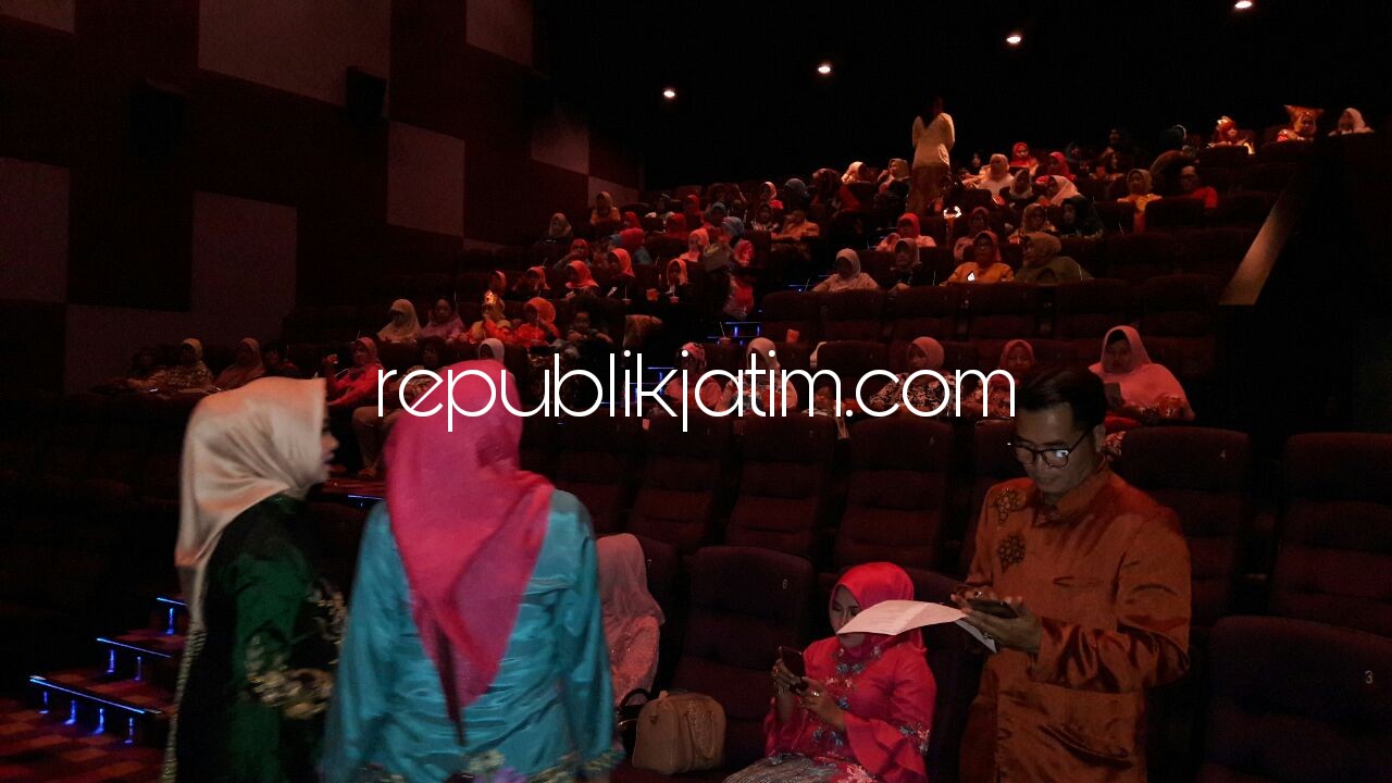 NOBAR - Sekitar 67 istri pejabat dan Forkopimda Sidoarjo mengikuti acara Nonton Bareng (Nobar) Film Jelita Sejuba di Cineplex Platinum Sun City Mall Sidoarjo, Selasa (24/04/2018).