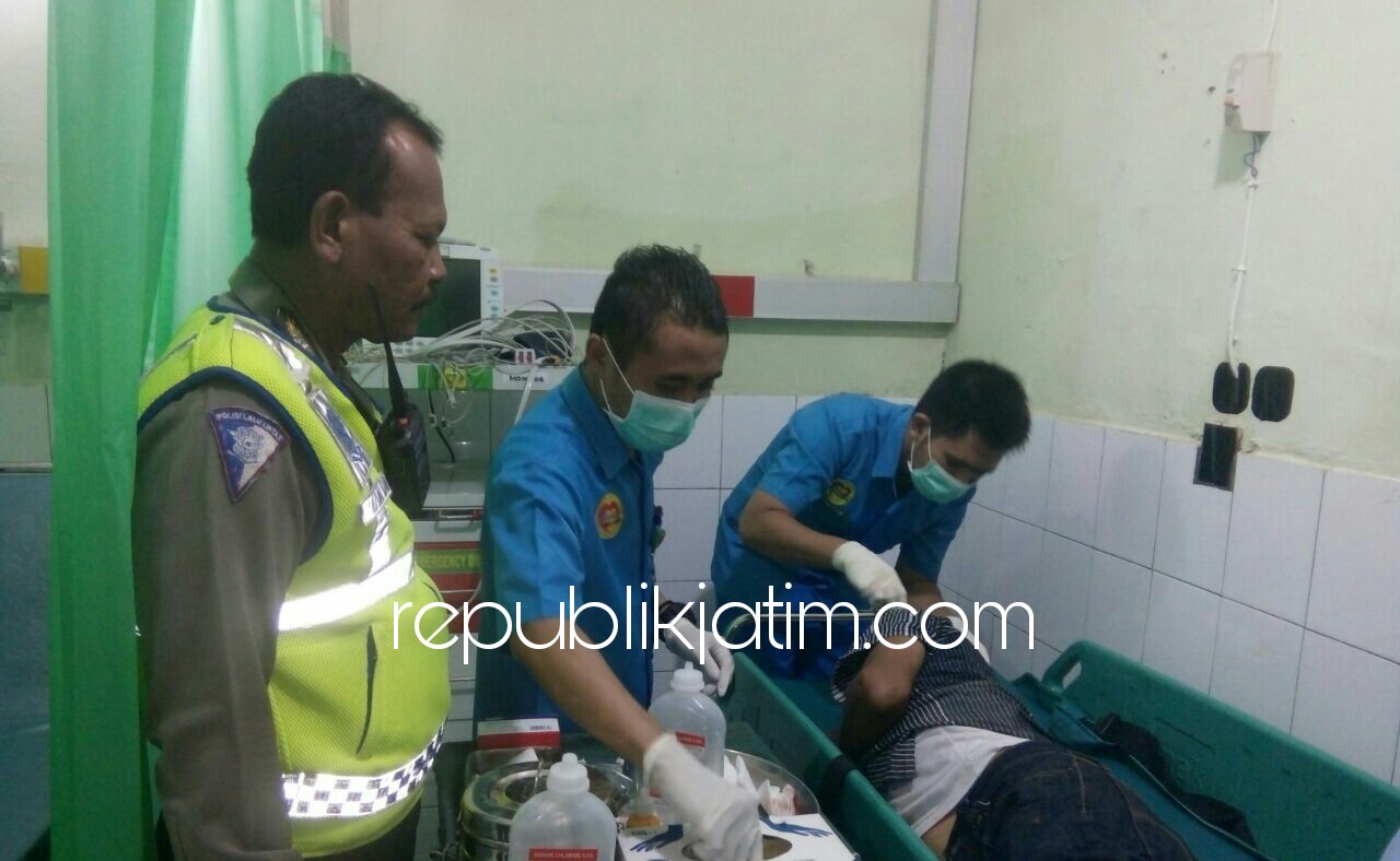DIRAWAT - Korban kecelakaan, Dwi Nur Aprilia menjalani perawatan tim medis di Rumah Sakit Bhayangkara Pusdik Gasum Porong, Senin (23/04/2018) malam.