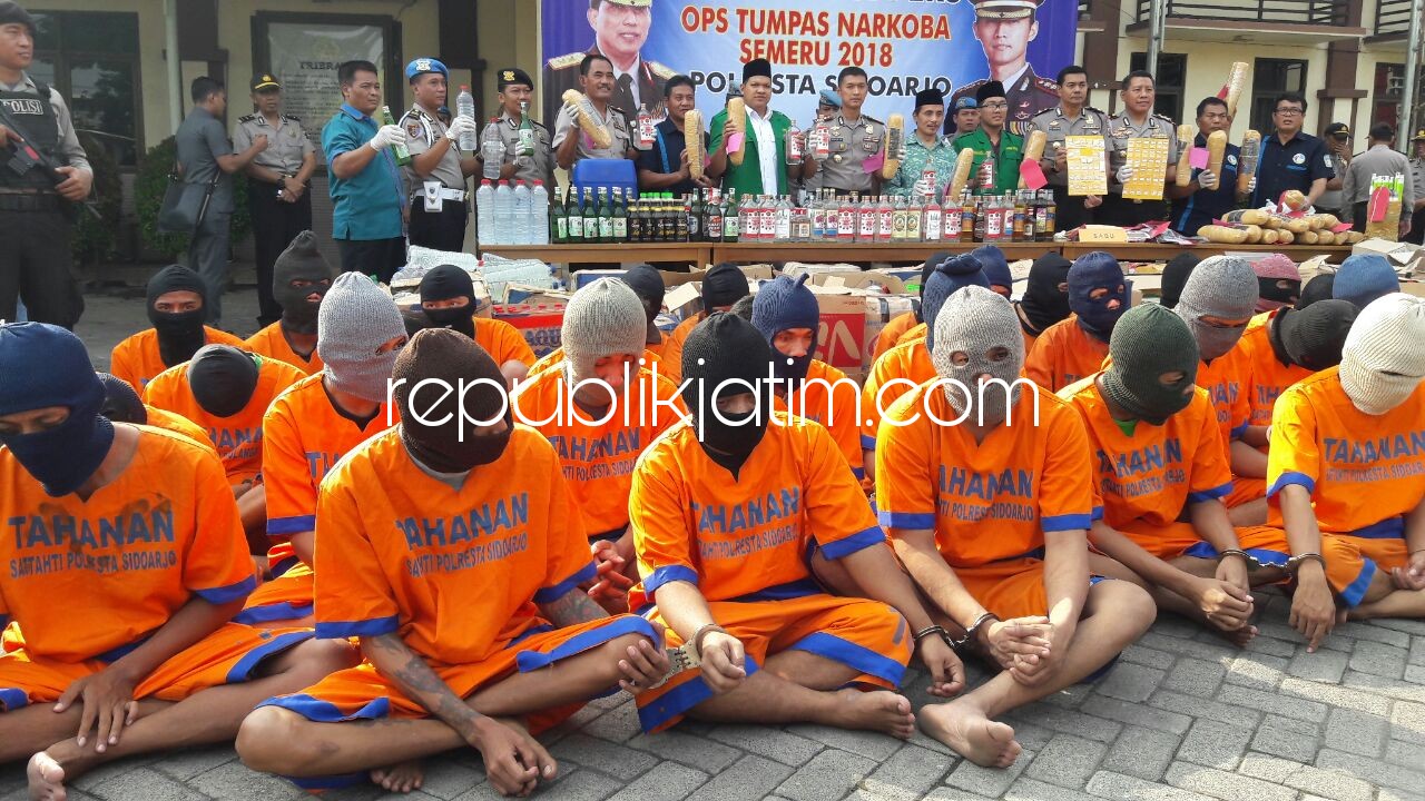 JARINGAN - Kapolresta Sidoarjo, Kombes Pol Himawan Bayu Aji menunjukkan 90 tersangka dan barang bukti berbagai barang bukti narkoba dan miras dalam Operasi Tumpas Semeru selama 12 hari, Rabu (25/04/2018).
