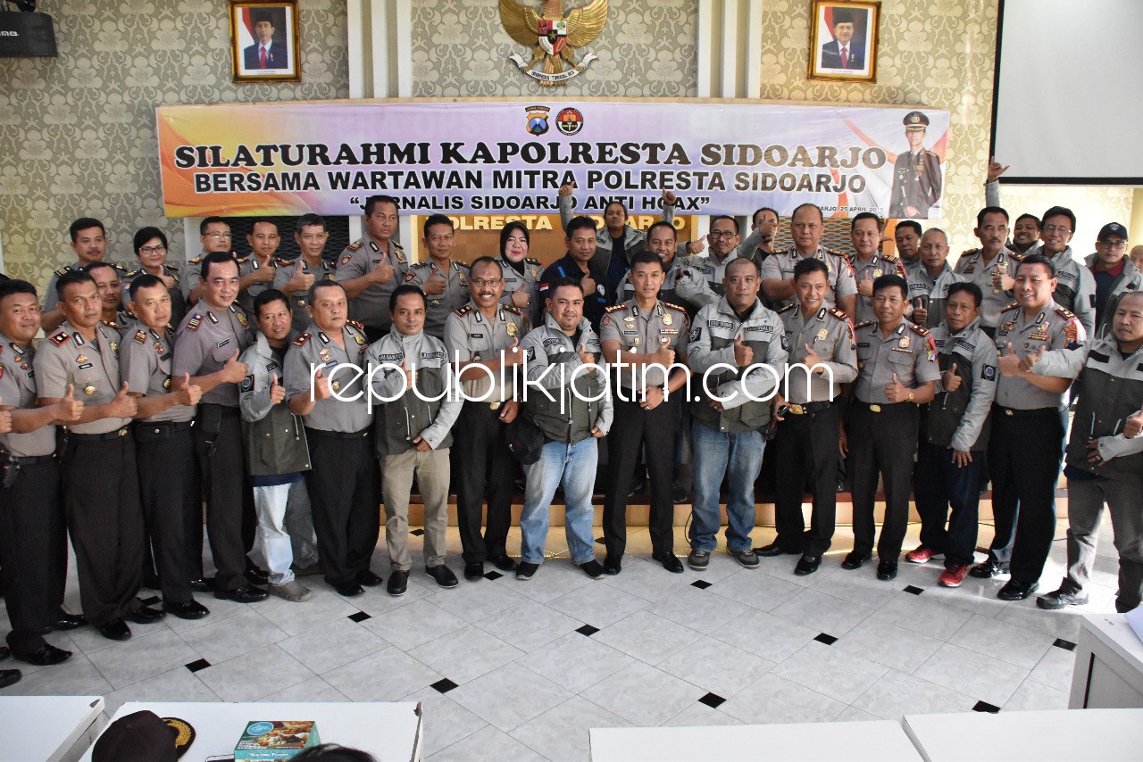 SILATURRAHMI - Kapolresta Sidoarjo, Kombes Pol Himawan Bayu Aji beserta jajarannya menggelar silaturrahim dengan puluhan awak media dengan tema Jurnalis Sidoarjo Anti Hoaks di ruang Baradhaksa, Rabu (25/04/2018).