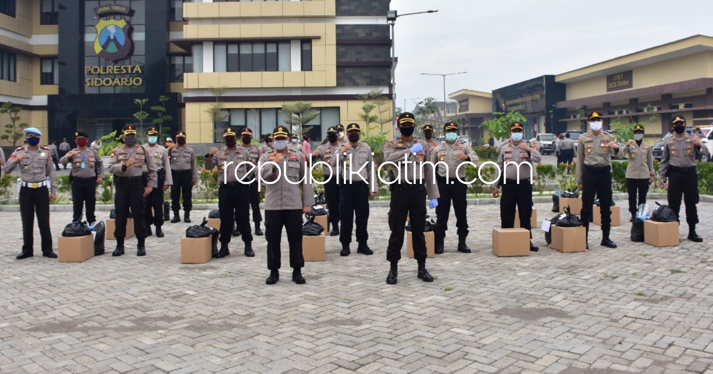 DISTRIBUSIKAN - Polresta Sidoarjo mulai distribusikan 3.600 paket sembako ke warga yang membutuhkan melalui jajaran polsek masing-masing 200 paket, Sabtu (25/04/2020). 