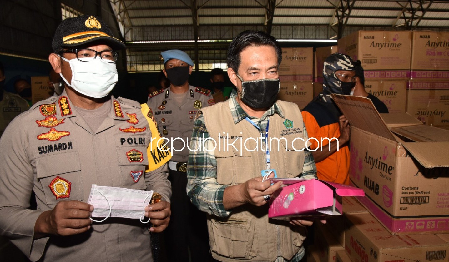CEK - Wabup Sidoarjo, Nur Ahmad Syaifuddin dan Kapolresta Sidoarjo, Kombes Pol Sumardji mengecek bantuan masker 1,5 juta yang baru datang di lapangan Tennis Indoor GOR Sidoarjo, Sabtu (25/04/2020).