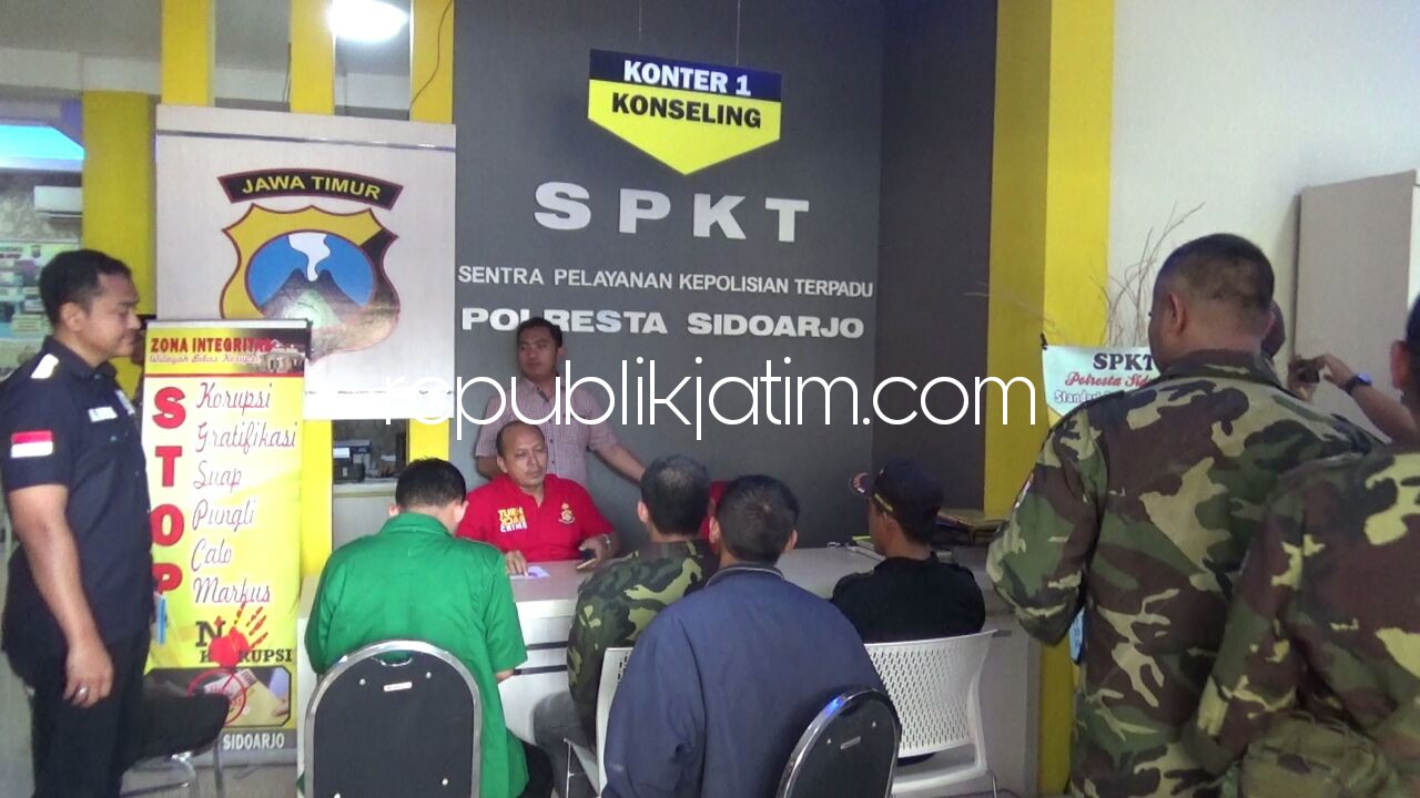 LAPORAN - GP Ansor Sidoarjo melaporkan akun FB Rhendra Kurniawan ke SPKT Polresta Sidoarjo terkait ujaran kebencian kepada Nabi Muhammad SAW yang videonya sudah viral di Media Sosial (Medsos), Kamis (26/04/2018).