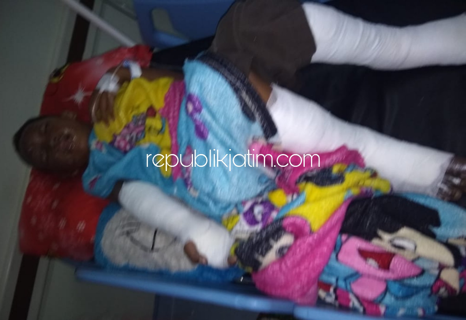 DIRAWAT : Noval (6) cucu ketiga janda Ngaisah (79) dirawat di Rumah Sakit Anwar Medika karena mengalami luka bakar di sebagain tubuhnya saat rumah neneknya terbakar, Sabtu (25/04/2020) malam.