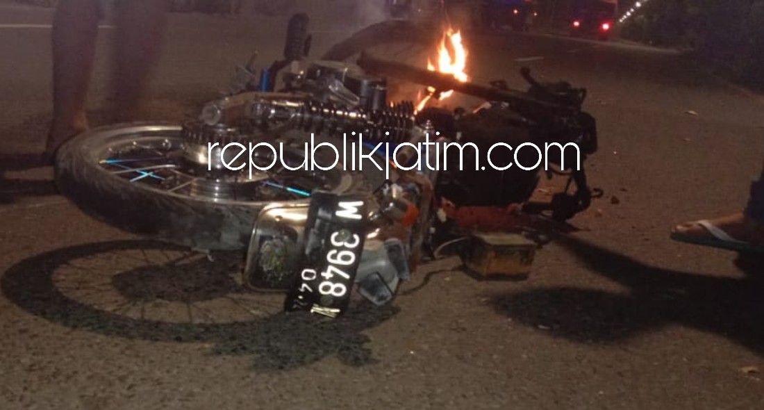 TERBAKAR - Motor Honda GL bernopol W 3948 NL yang dikendarai korban DF (17) warga Perum Griya Bhayangkara Desa Masangankulon, Kecamatan Sukodono terbakar di JL Raya Desa Ketapang, Kecamatan Tanggulangin usai menabrak truk, Sabtu (25/04/2020) dini hari.