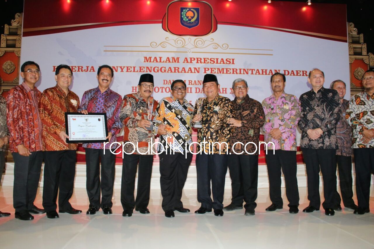 RAIH PENGHARGAAN - Bupati Sidoarjo, Saiful Ilah meraih penghargaan Kinerja Penyelenggaraan Pemerintah Daerah tertinggi nomor 1 di tingkat nasional yang disampaikan langsung Kemendagri, Rabu (25/04/2018) malam.