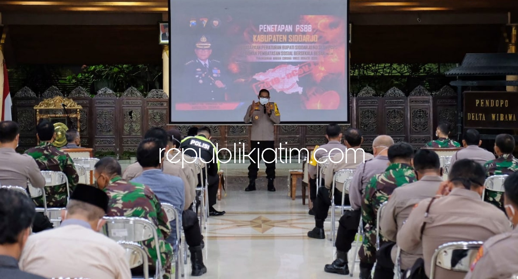 CHECK POINT - Kapolresta Sidoarjo, Kombes Pol Sumardji menjelaskan soal 16 titik check point selama pelaksanaan PSBB saat rapat di Pendopo Delta Wibawa bersama Wabup dan Forkopimda, Minggu (26/04/2020) malam.