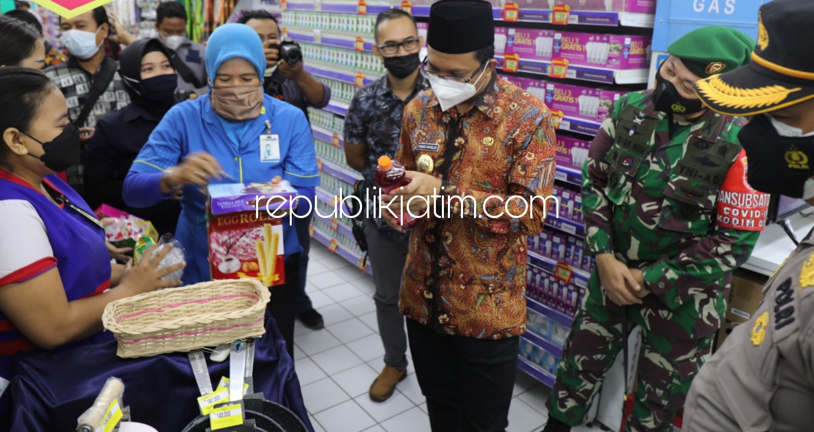 SIDAK - Bupati Sidoarjo, Ahmad Muhdlor Ali (Gus Muhdlor) menggelar Sidak di tiga supermarket mulai Ramayana, Hero Supermarket dan Hypermart Lippo Plaza bersama Forkopimda dan sejumlah OPD terkait, Selasa (27/04/2021).
