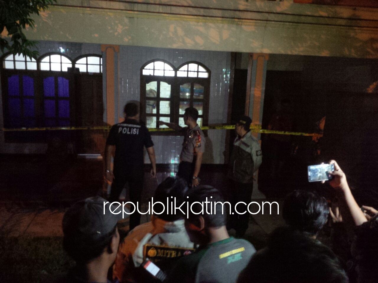 GREBEG - Kapolresta Sidoarjo, Kombes Pol Himawan Bayu Aji memimpin penggerebekan pabrik oplosan miras di Desa Janti, Kecamatan Tulangan, Sidoarjo, Kamis (26/04/2018) malam.