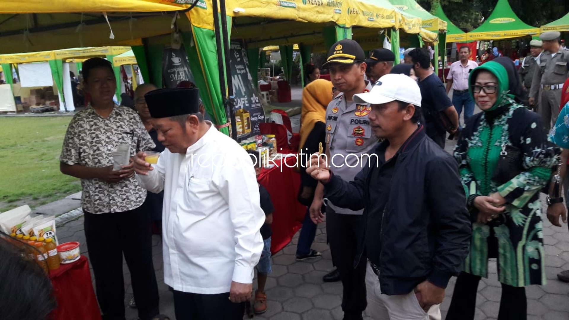 SIDAK - Bupati Sidoarjo, Saiful Ilah didampingi Kapolresta, Kepala Disnaker dan SPSI Jawa Timur, Ahmad Fauzi mengecek ratusan stand May Day Expo 2019 yang digelar para buruh di Alun-Alun Sidoarjo, Sabtu (27/04/2019).