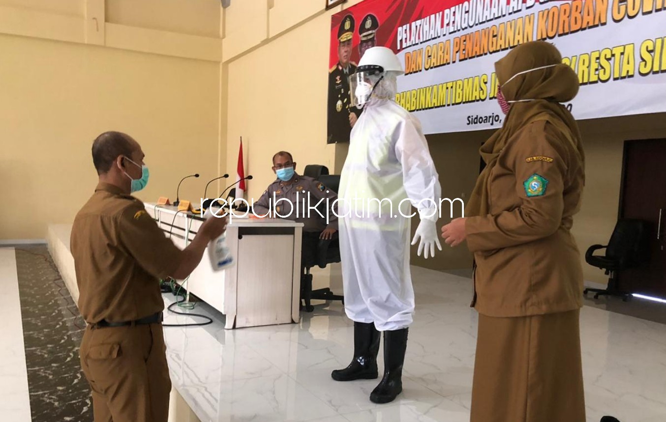 BEKALI - Para Bhabinkamtibmas jajaran Polresta Sidoarjo dibekali penggunaan Alat Pelindung Diri (APD) dan cara penanganan korban Covid-19 bersama Dinas Kesehatan Pemkab Sidoarjo di Gedung Serba Guna Polresta Sidoarjo, Senin (27/04/2020). 