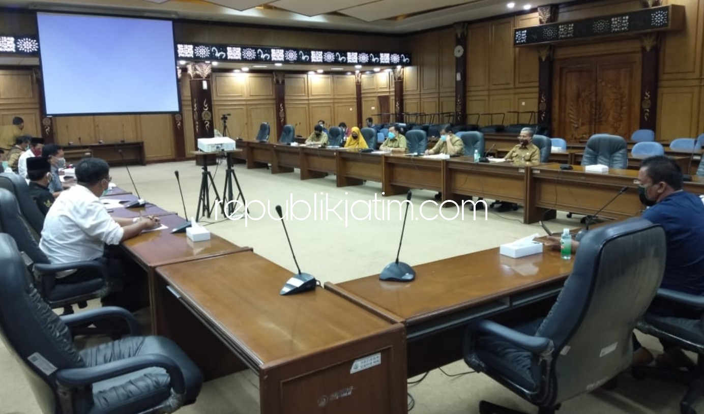 RAKOR - Ketua Panja Penanganan Covid-19 DPRD Sidoarjo, Choirul Hidayat dan anggotanya menggelar rapat koordinasi (rakor) bersama OPD terkait di lingkungan Pemkab Sidoarjo soal penambahan ruang isolasi dan ruang observasi, Senin (27/04/2020) sore.