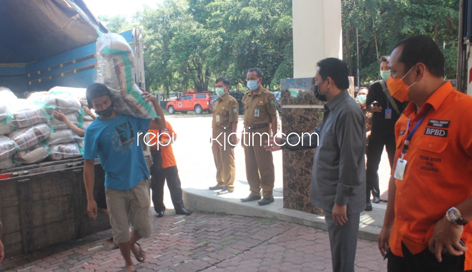BANTUAN - Wabup Sidoarjo, Nur Ahmad Syaifuddin menerima bantuan sembako dari Pemprop Jatim berupa beras 5 ton, telur 1 ton, mie instan 500 dos serta ayam beku 1 ton, Senin (27/04/2020).