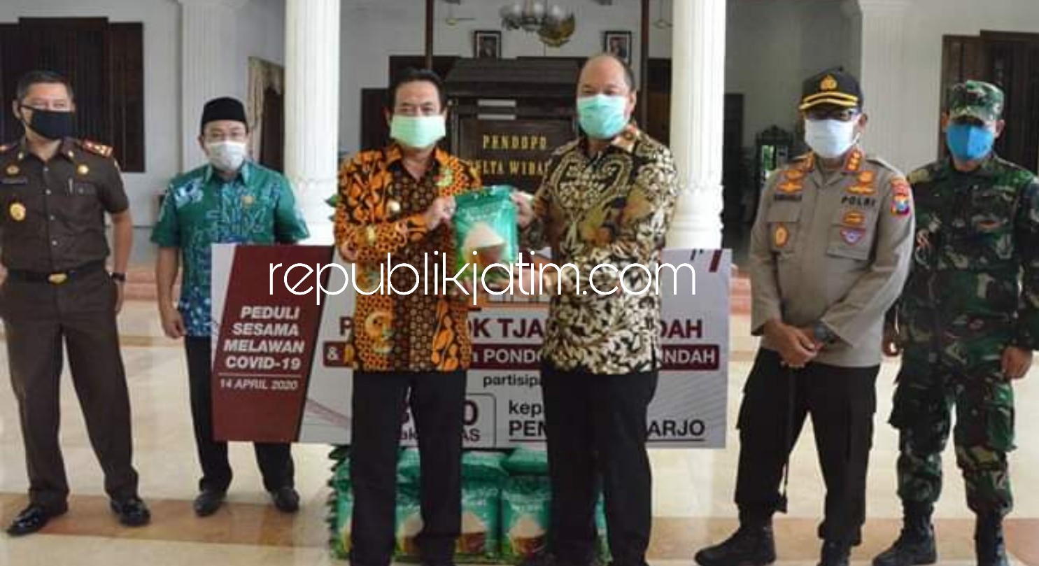 BANTUAN SWASTA - Wabup Sidoarjo, Nur Ahmad Syaifuddin bersama Forkopimda Sidoarjo saat menerima bantuan 20 ton dari pengembang perumahan beberapa waktu lalu.