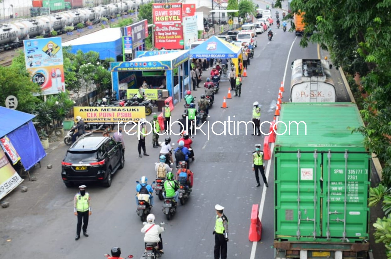 MULAI TERTIB - Hasil pantauan pelaksanaan Pembatasan Sosial Berskala Besar (PSBB) di beberapa titik pos check point Sidoarjo hari ini mulai banyak pengendara mentaati peraturan PSBB dengan menggunakan masker, Selasa (28/04/2020).
