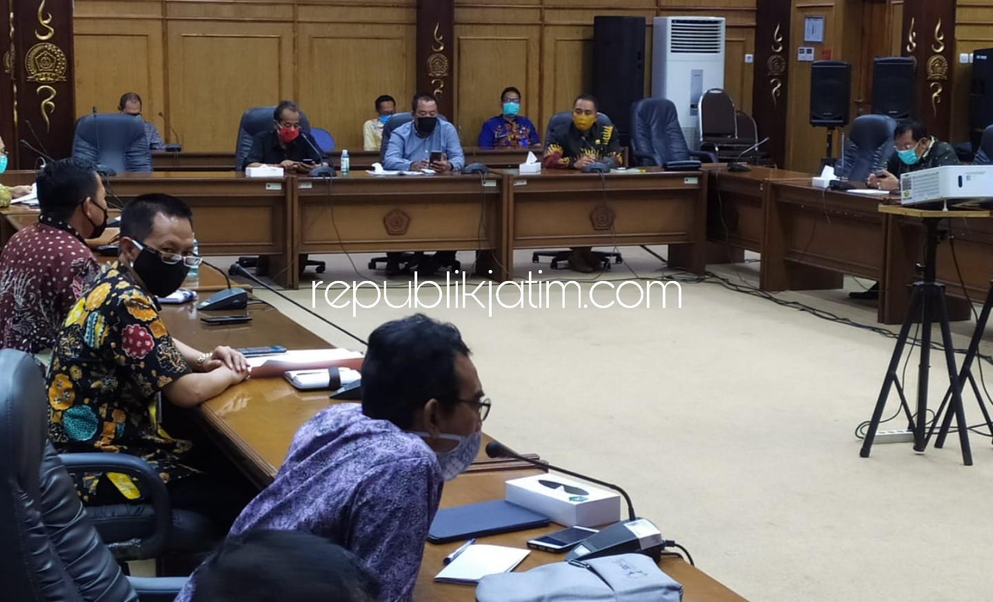 LAMBAT - Kepala Dinas Sosial (Dinsos) Pemkab Sidoarjo, Dr Tirto Adi mengakui pembagian paket sembako untuk warga terdampak Covid-19 masih sisa 4 kecamatan saat hearing bersama Panja Covid-19 DPRD Sidoarjo, Selasa (28/04/2020) sore.