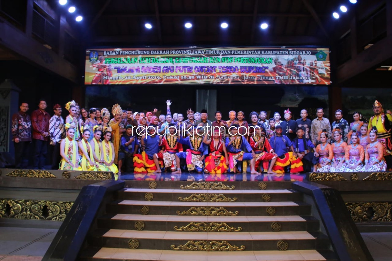 PERTUNJUKAN - Dispora Pemkab Sidoarjo menggelar pertunjukkan Balada Ayu Putri Terung di TMII Jakarta, Minggu (28/04/2019).