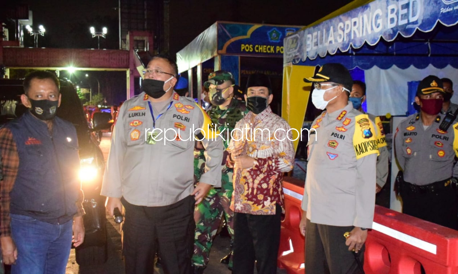 PANTAU - Kapolda Jatim Irjen Pol Luki Hermawan, Pangdam V/Brawijaya Mayjen TNI Widodo Iryansyah dan Sekda Provinsi Jatim Heru Tjahjono, Wabup Nur Ahmad Syaifuddin dan Kapolresta Sidoarjo Kombes Pol Sumardji memantau check point Waru, Selasa (28/04/2020).