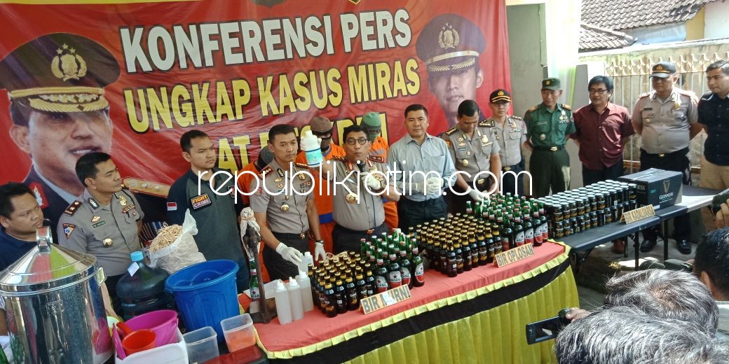 PAMERKAN - Kapolda Jatim, Irjen Pol Machfud Arifin bersama Kapolresta Sidoarjo, Kombes Pol Himawan Bayu Aji menunjukkan barang bukti pabrik miras oplosan di Desa Janti, Kecamatan Tulangan, Sidoarjo yang bisa mematikan para konsumen, Sabtu (28/04/2018).