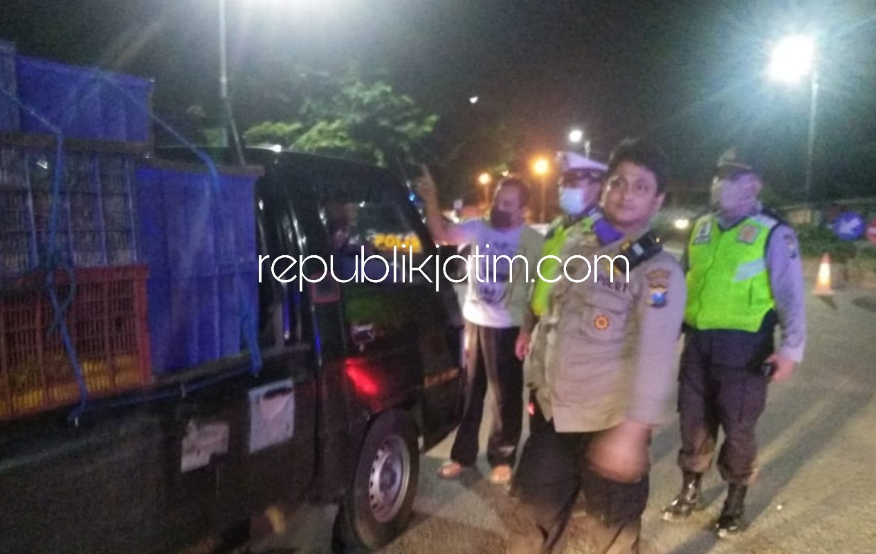 PANTAU - Pelaksanaan PSBB dipantau Kapolsek Tarik AKP Dzulkipli Ahyat Musa bersama jajaran di pertigaan (perbatasan Mojokerto) JL Raya Mliriprowo, Kecamatan Tarik, Sidoarjo, Selasa (28/04/2020) dini hari.