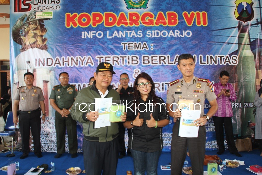 PESAN - Bupati Sidoarjo, Saiful Ilah meminta ribuan anggota Info Lantas Sidoarjo (ILS) memanfaatkan Medsos dengan baik dalam pertemuan di Balai Desa Semambung, Kecamatan Wonoayu, Minggu (29/04/2018).