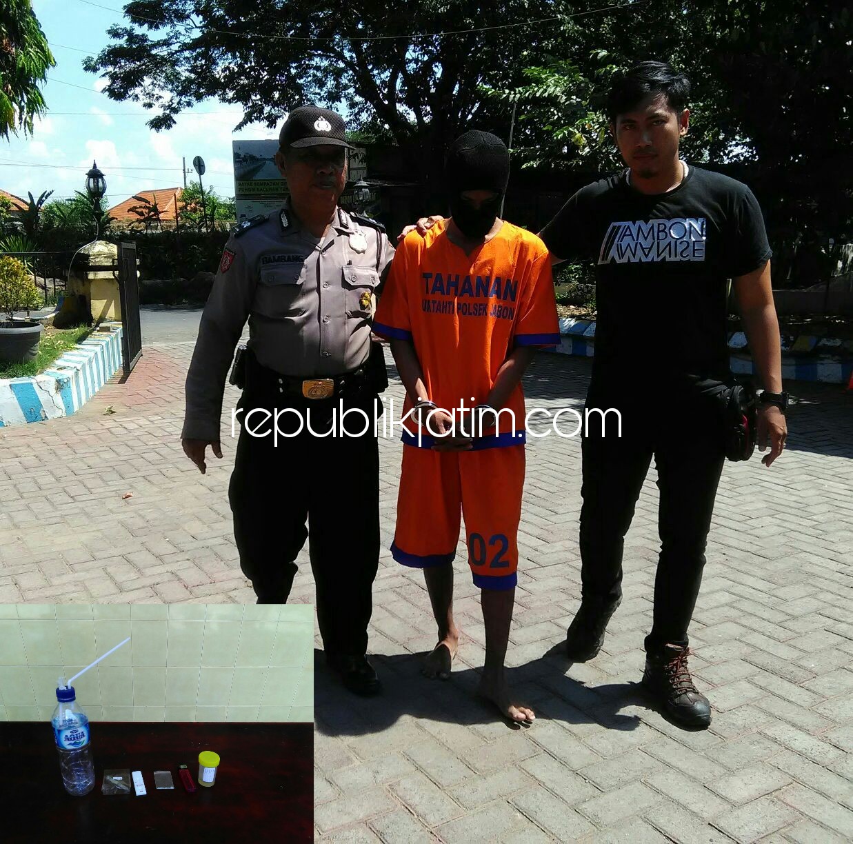 LESU - Tersangka M Dandi Saputra (19) tampak lesu digelandang petugas Polsek Jabon bersama barang buktinya, Minggu (29/04/2018).