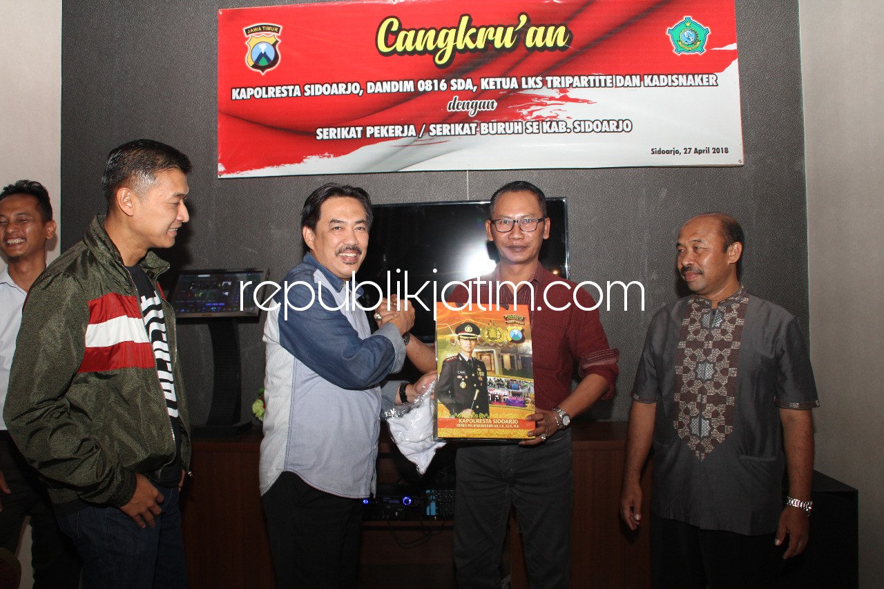 CANGKRUKAN - Wakil Bupati Sidoarjo, Nur Ahmad Syaifuddin cangkrukan bersama Kapolresta, Komandan Kodim 0816 Sidoarjo dan perwakilan buruh Sidoarjo di KNV, Jumat (27/04/2018) malam.