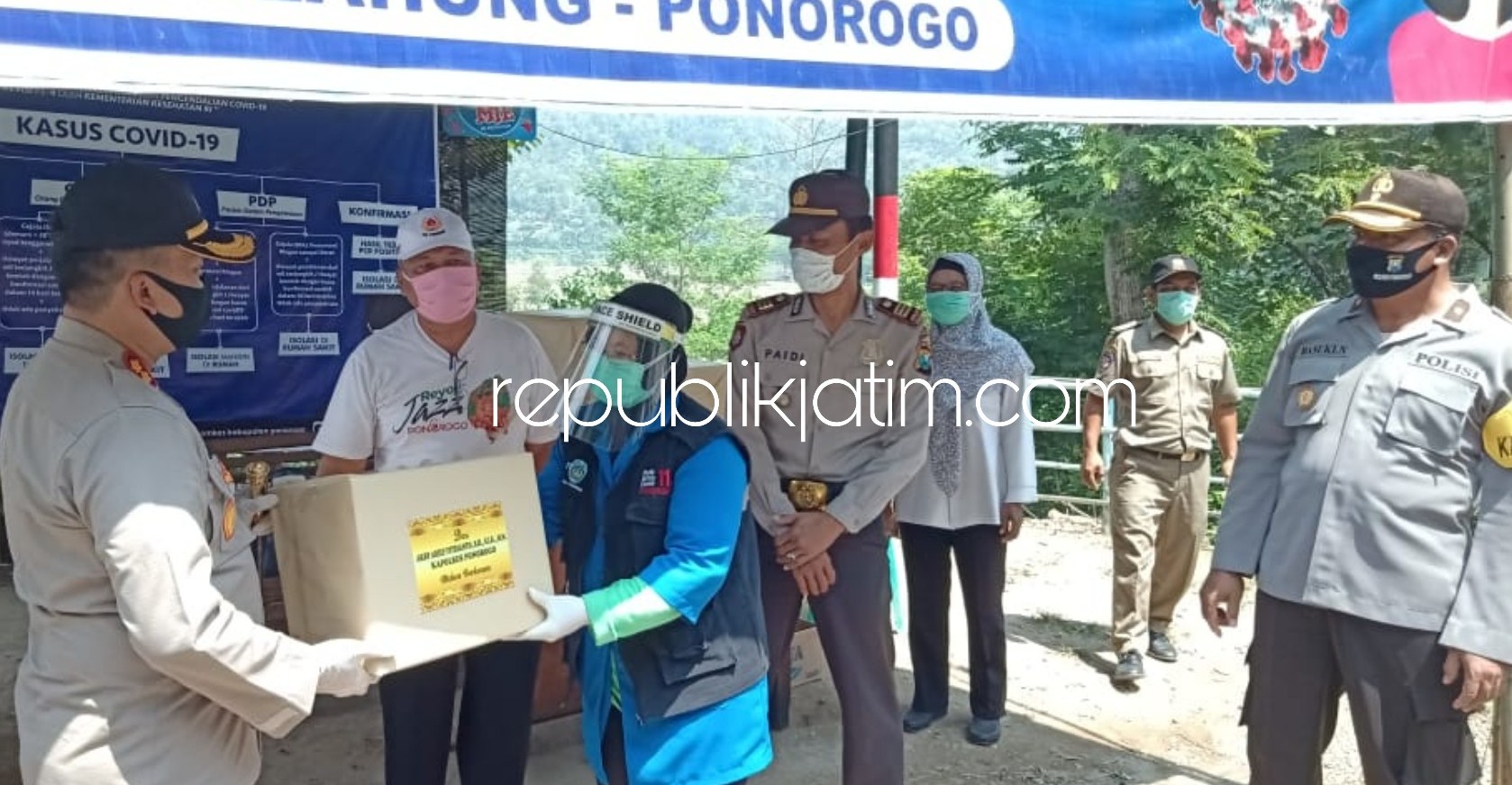 CEK - Kapolres Ponorogo AKBP Arief Fitrianto mengunjungi dua Posko Covid-19 di perbatasan Pacitan (Slahung) dan perbatasan Trenggalek (Sawoo), Rabu (29/04/2020).