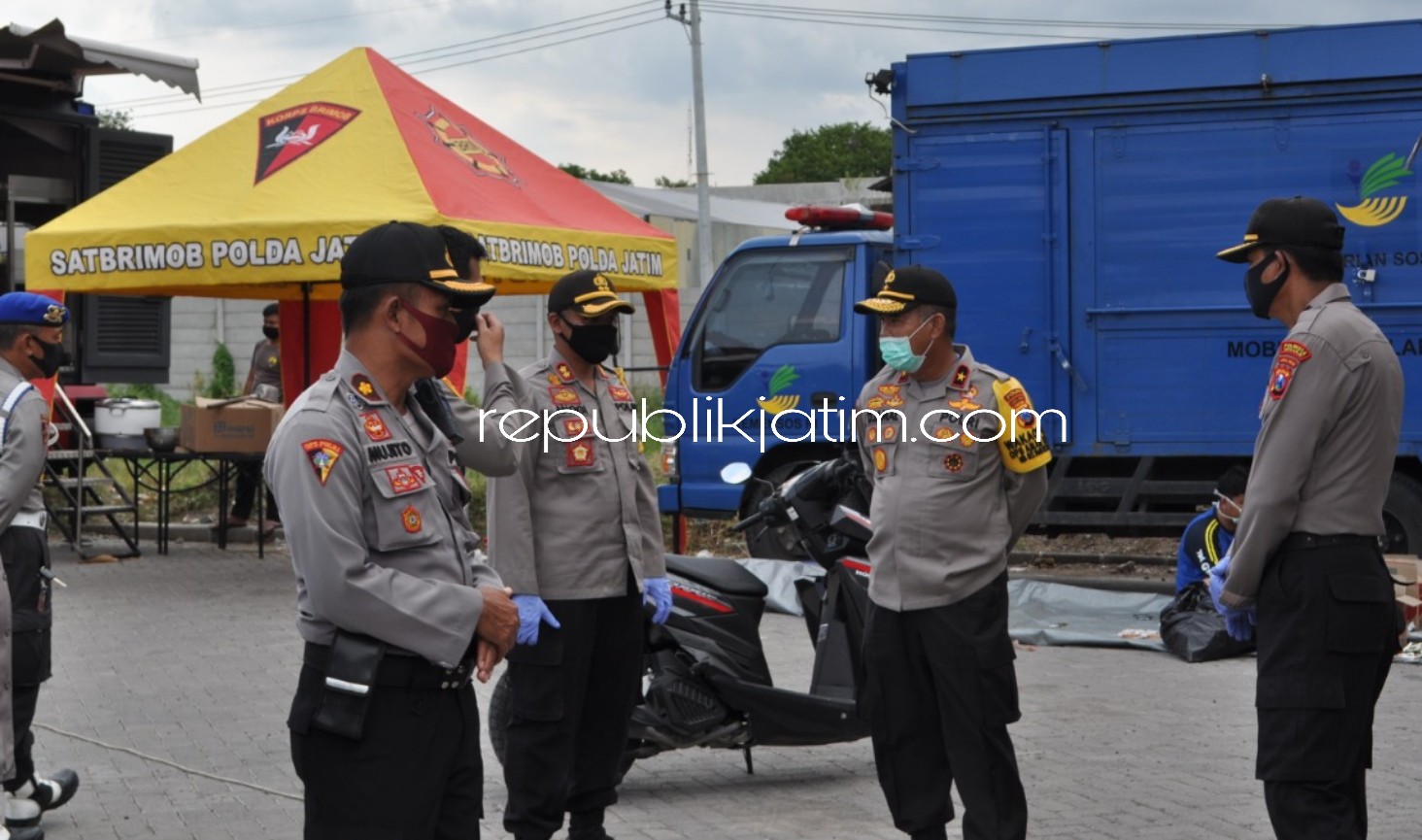 PANTAU - Wakapolda Jawa Timur Brigjen Pol Djamaludin mengecek dan memantau pos check point serta dapur umum di sejumlah wilayah PSBB Surabaya Raya (Surabaya, Sidoarjo dan Gresik), Selasa (28/04/2020).