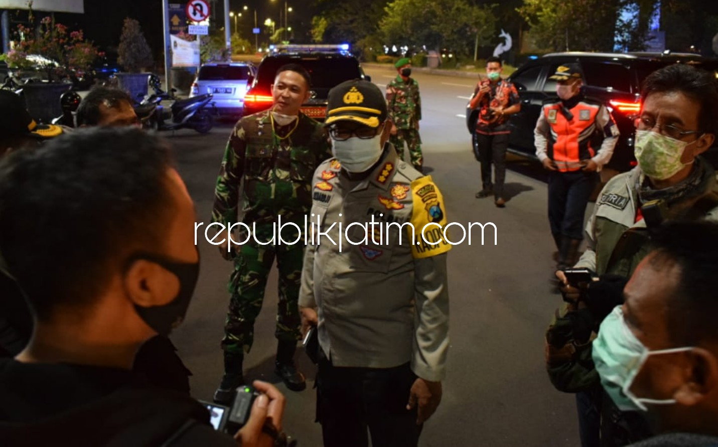 PATROLI - Kapolresta Sidoarjo, Kombes Pol Sumardji memimpin patroli gabungan TNI, Polri dan Satpol PP menyisir berbagai kawasan di Kota Delta saat pemberlakuan jam malam Pembatasan Sosial Berskala Besar (PSBB) di wilayah Sidoarjo, Selasa (28/04/2020).