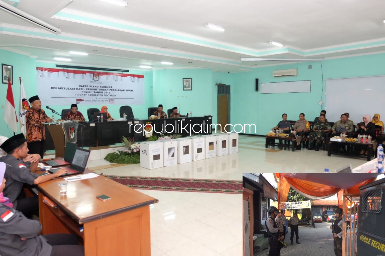 REKAPITULASI - Ketua KPU Sidoarjo, M Zainal Abidin membuka acara rekapitulasi penghitungan suara Pemilu 2019 dengan penjagaan ketat petugas keamanan gabungan Polri, TNI dan Satpol PP, Selasa (30/04/2019). Insert foto pengamanan.