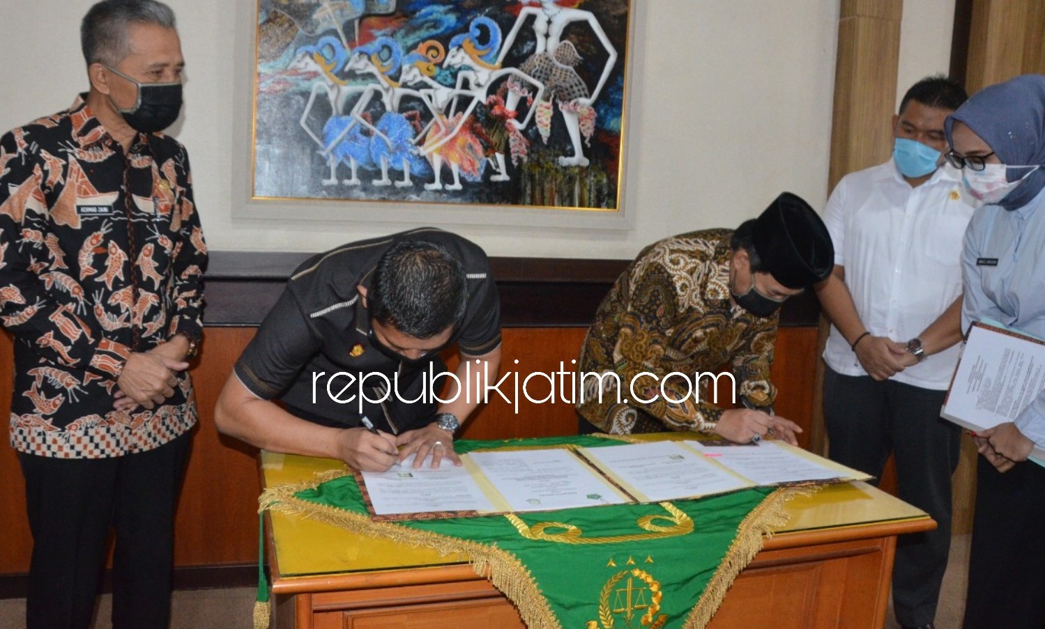 MoU - Plt Bupati Sidoarjo, Nur Ahmad Syaifuddin dan Kepala Kejari Sidoarjo, Setiawan Budi Cahyono menandatangani kerjasama atau Master of Understanding (MoU) kasus hukum perdata dan Tata Usaha Negara (TUN) di Kantor Kejari Sidoarjo, Kamis (30/04/2020).