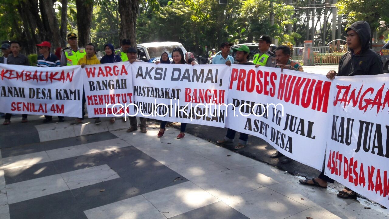 DEMO - Puluhan warga Desa Bangah, Kecamatan Gedangan, Sidoarjo meluruk kantor DPRD Sidoarjo menuntut para pihak yang terlibat kasus dugaan jual beli Tanah Kas Desa (TKD) diproses hukum lantaran prosesnya diduga menyalahi aturan, Senin (30/04/2018).