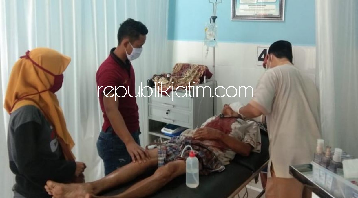 EVAKUASI - Para petugas Satuan Reskrim Polres Pacitan mengevakuasi korban pembacokan, menggelar olah TKP dan memasang police line di rumah pasutri Katmirah (70) dan Somen (70) warga Dusun Krajan, Desa Kayen Kecamatan/Kabupaten Pacitan, Kamis (30/04/2020).