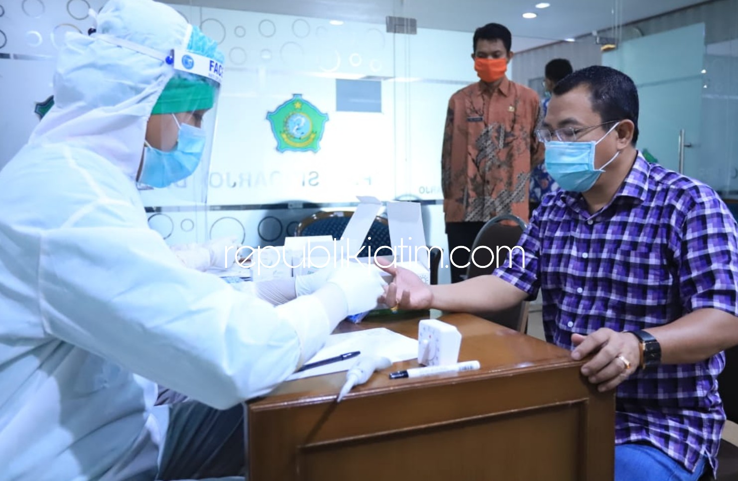 RAPID TEST - Ketua DPRD Sidoarjo, Usman dan Ketua BK DPRD Sidoarjo, M Nizar mengikuti rapid test massal bersama para anggota dewan dan 60 staf sekretariat DPRD Sidoarjo, Kamis (30/04/2020).