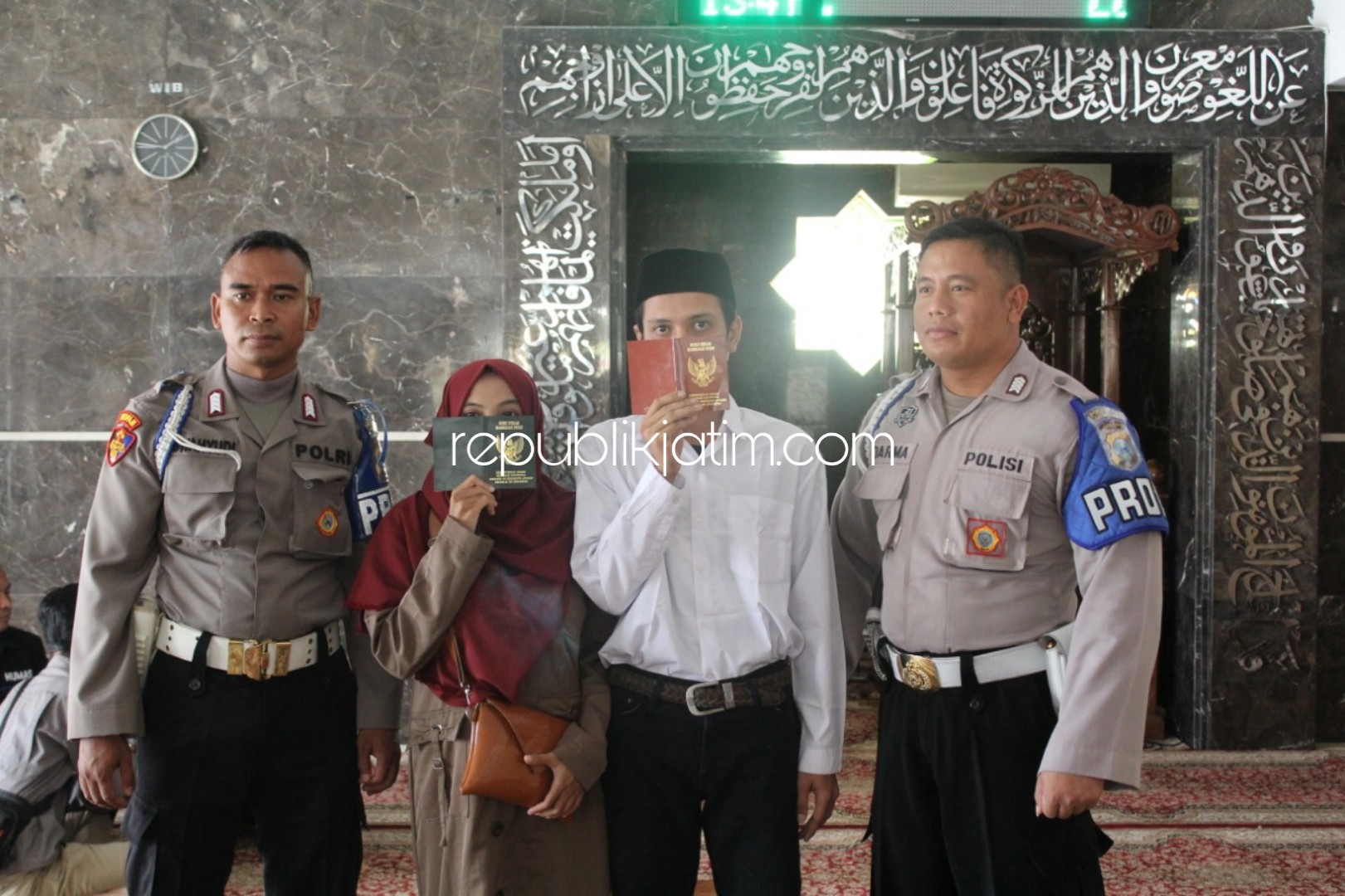 NIKAH - Sepasang kekasih, Doni Oktavianto Wibowo (27) dan Alifa Fazrin (23) akhirnya mendapatkan kesempatan melaksanakan akad nikah di Masjid As Siddiq Polresta Sidoarjo meski mempelai lelaki ditahan karena kasus pencurian, Senin (29/04/2019).