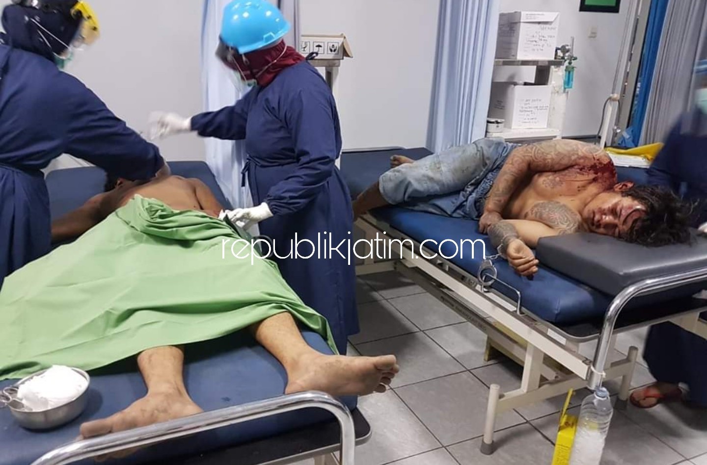 DIRAWAT - Dua pemuda penjambret asal Wonoayu dirawat di Puskesmas Prambon usai dihajar warga di JL Raya Desa Jatikalang - Jati Alun-Alun, Kecamatan Prambon, Sidoarjo, Kamis (30/04/2020) petang.