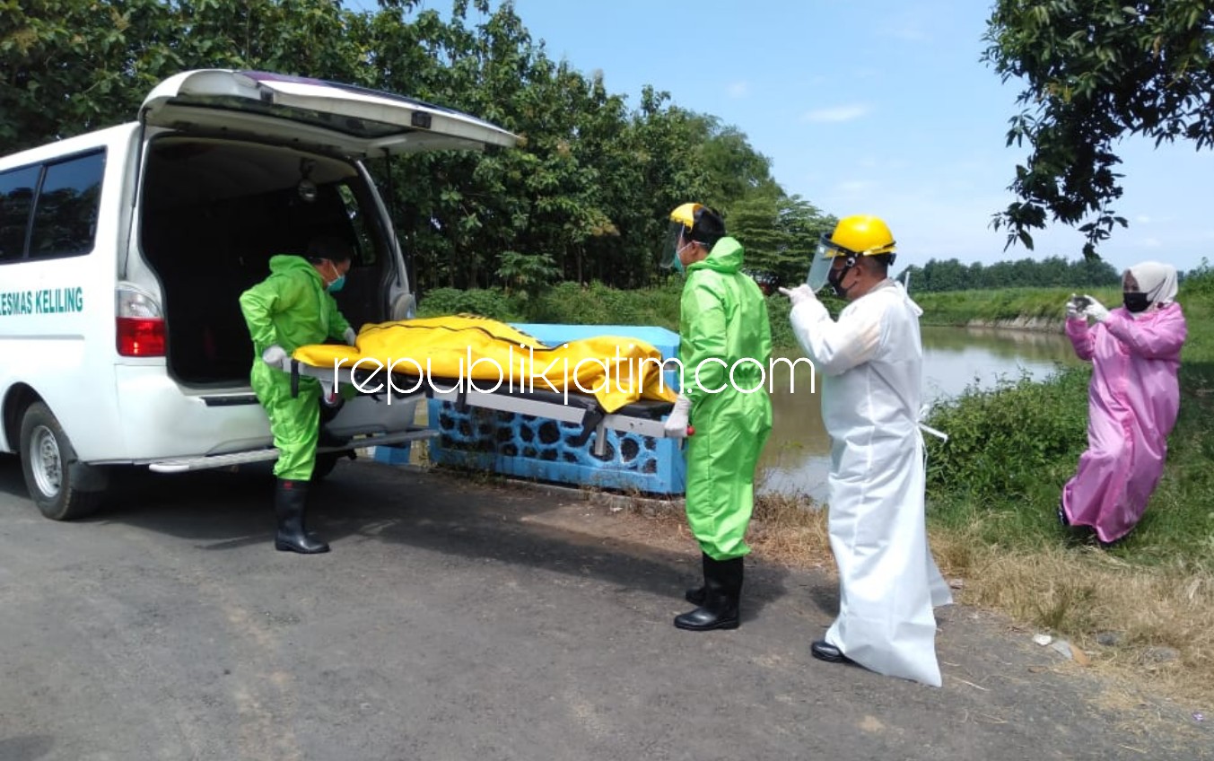 EVAKUASI - Jenazah Slamet (35) warga asal Dusun/Desa Bandarasri, Kecamatan Ngoro, Mojokerto dievakuasi warga dari Jembatan Kanal Desa Tanjekwagir, Kecamatan Krembung, Sidoarjo, Jumat (01/05/2020).