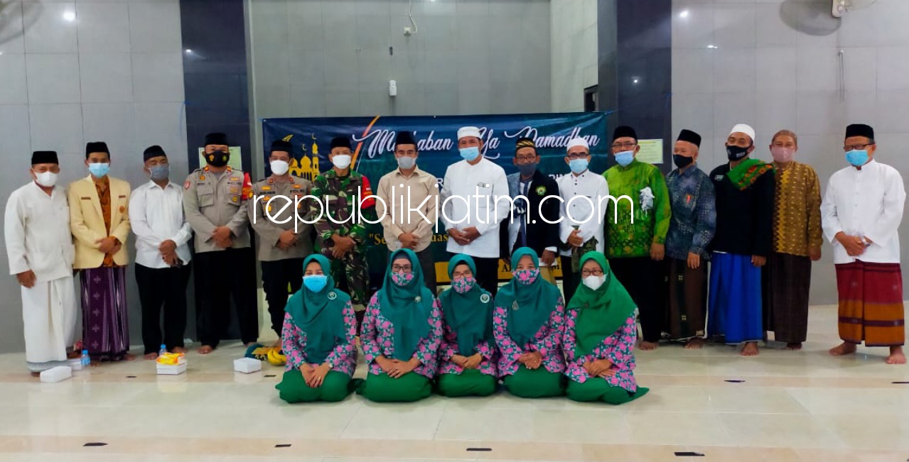 ARAHAN - Kapolsek Krian, Kompol Mukhlason memberi arahan saat Safari Ramadhan 1442 Hijriyah bersama Forkopimka Krian di Masjid Baiturrahman Pimpinan Cabang Muhammadiyah Krian, Desa Katerungan, Kecamatan Krian, Selasa (27/04/2021) malam.