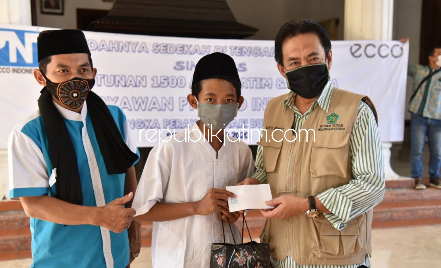 SERAHKAN - Plt Bupati Sidoarjo, Nur Ahmad Syaifuddin didampingi Sekretaris SPN Jatim, Eko Purwanto menyerahkan bingkisan kepada 20 anak yatim piatu di Pendopo Delta Wibawa, Jumat (01/05/2020).