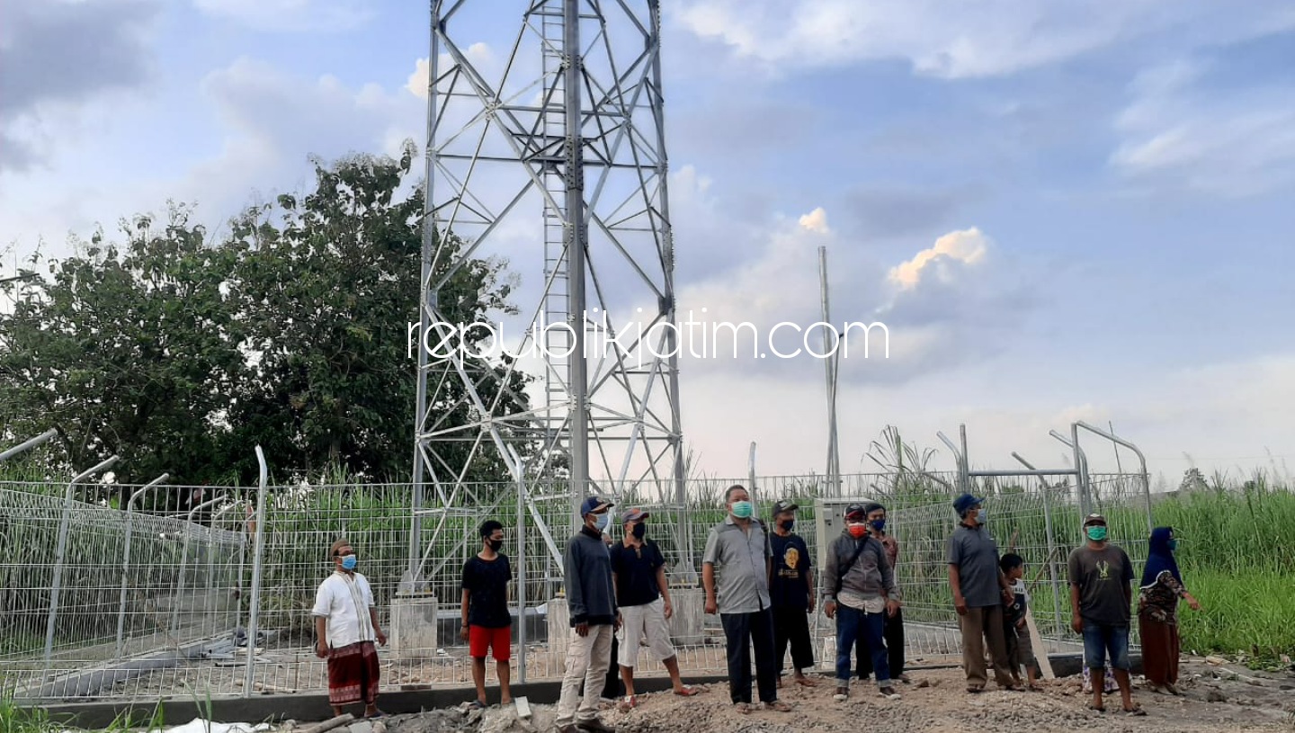 SIDAK - Bupati LIRA, M Nizar bersama warga sekitar dan petugas Polsek Tarik saat mengecek lokasi pembangunan tower seluler yang ada di Desa Kedungbocok, Kecamatan Tarik, Sidoarjo, Jumat (30/04/2021) sore.