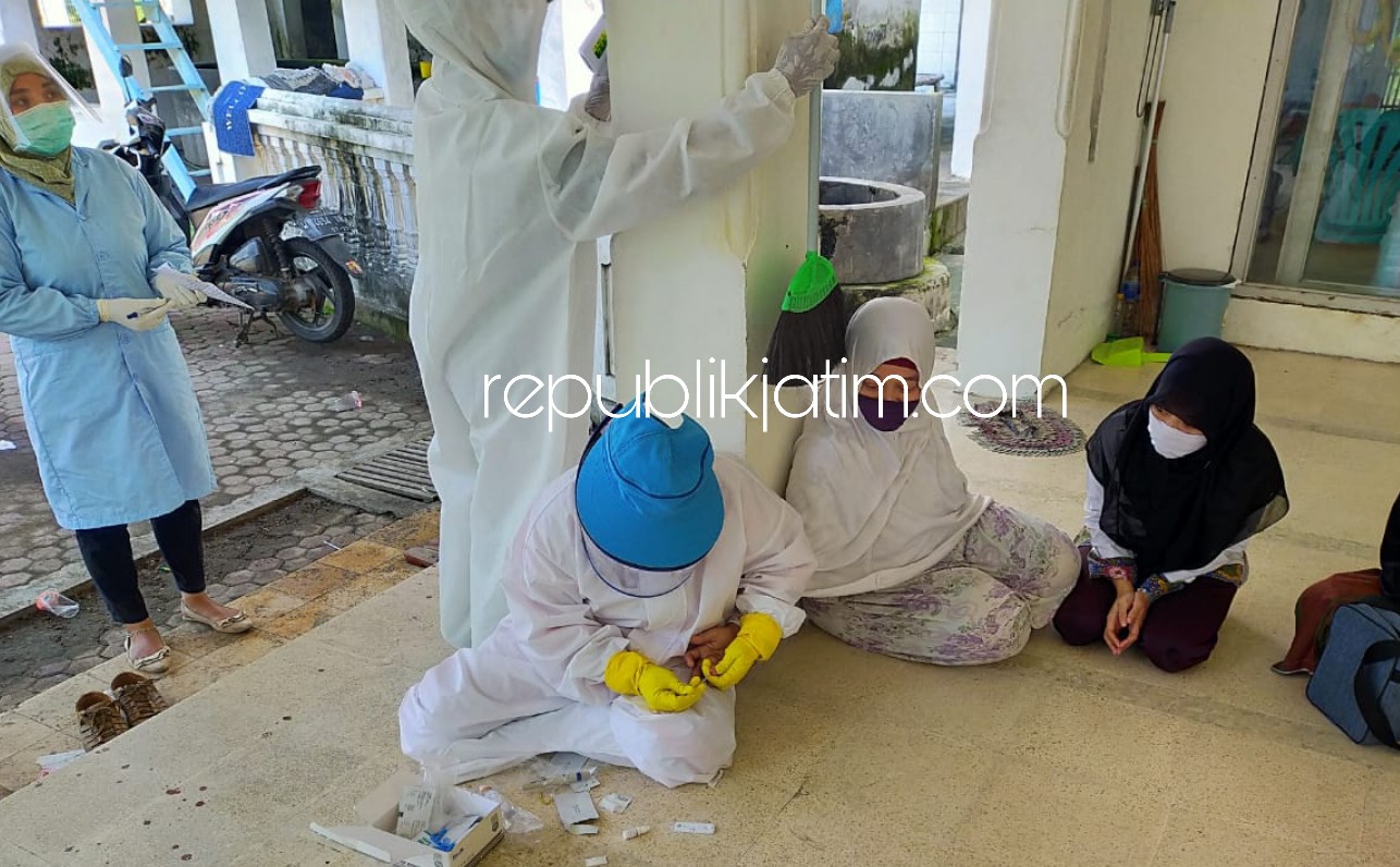 RAPID TEST - Tim medis Puskesmas Jabon melaksanakan rapid test keluarga korban Ir Agus Hasan Al Mahdi (54) yang meninggal di Masjid Desa Kedungcangkring, Kecamatan Jabon, Sidoarjo, Sabtu (02/05/2020).