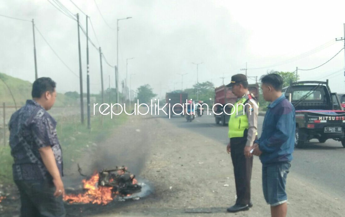 LUDES TERBAKAR - Satu unit motor Yamaha Mio Soul bermuatan rezim ludes terbakar di JL Raya Protokol Porong yang dipadamkan petugas, Rabu (02/05/2018).
